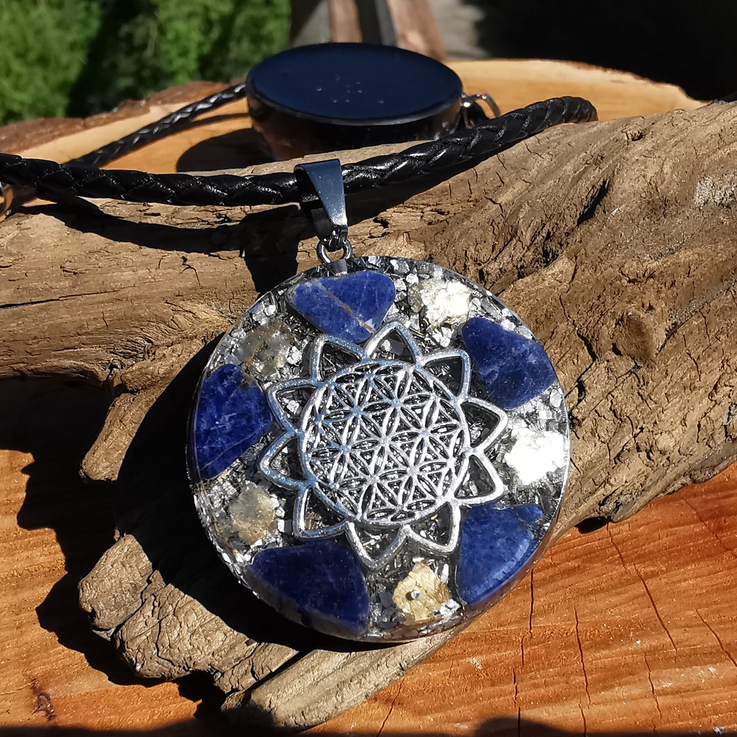 Grosser Orgone Anhänger EIGENSTÄNDIGKEIT mit SODALITH Lebensblume silber