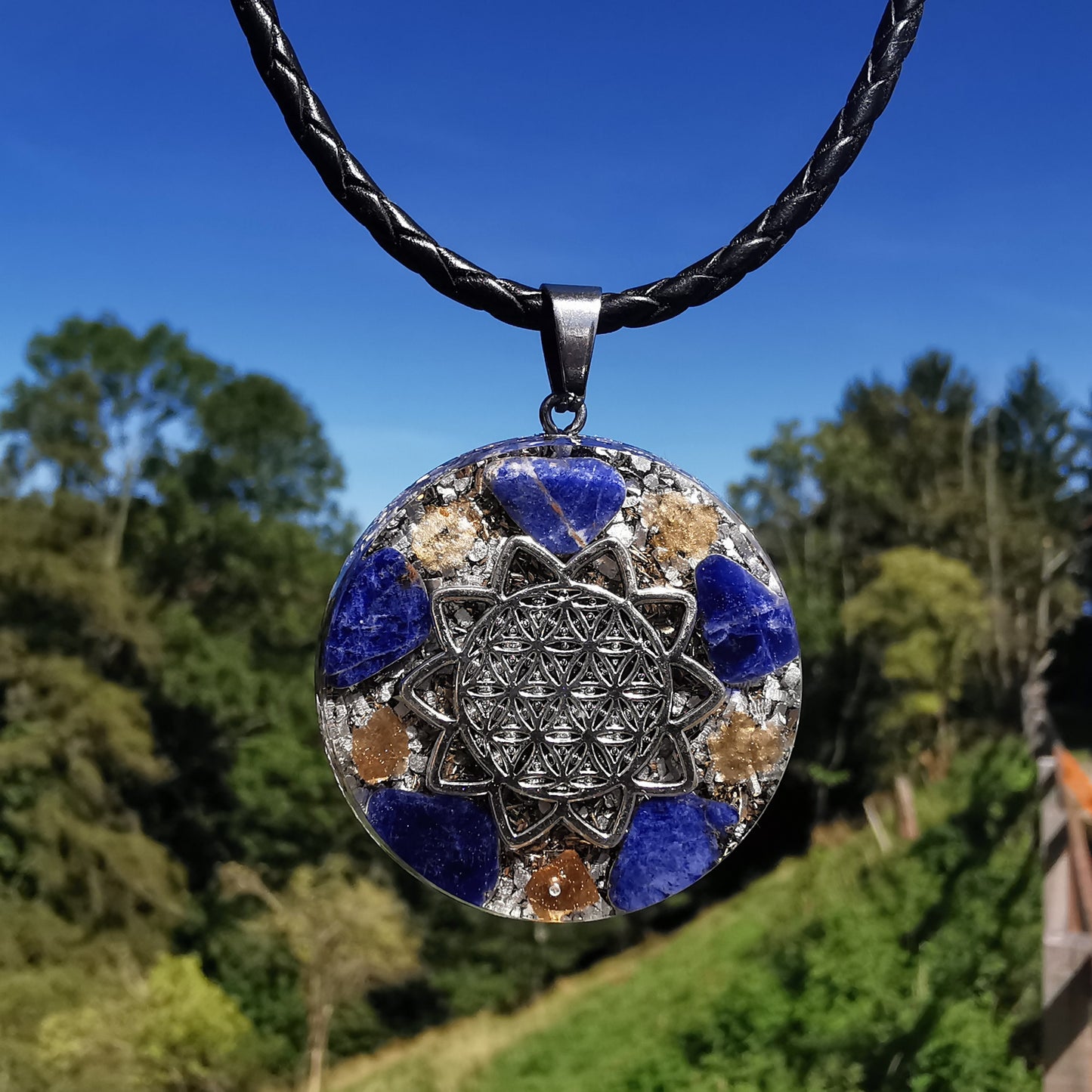 Grosser Orgone Anhänger EIGENSTÄNDIGKEIT mit SODALITH Lebensblume silber