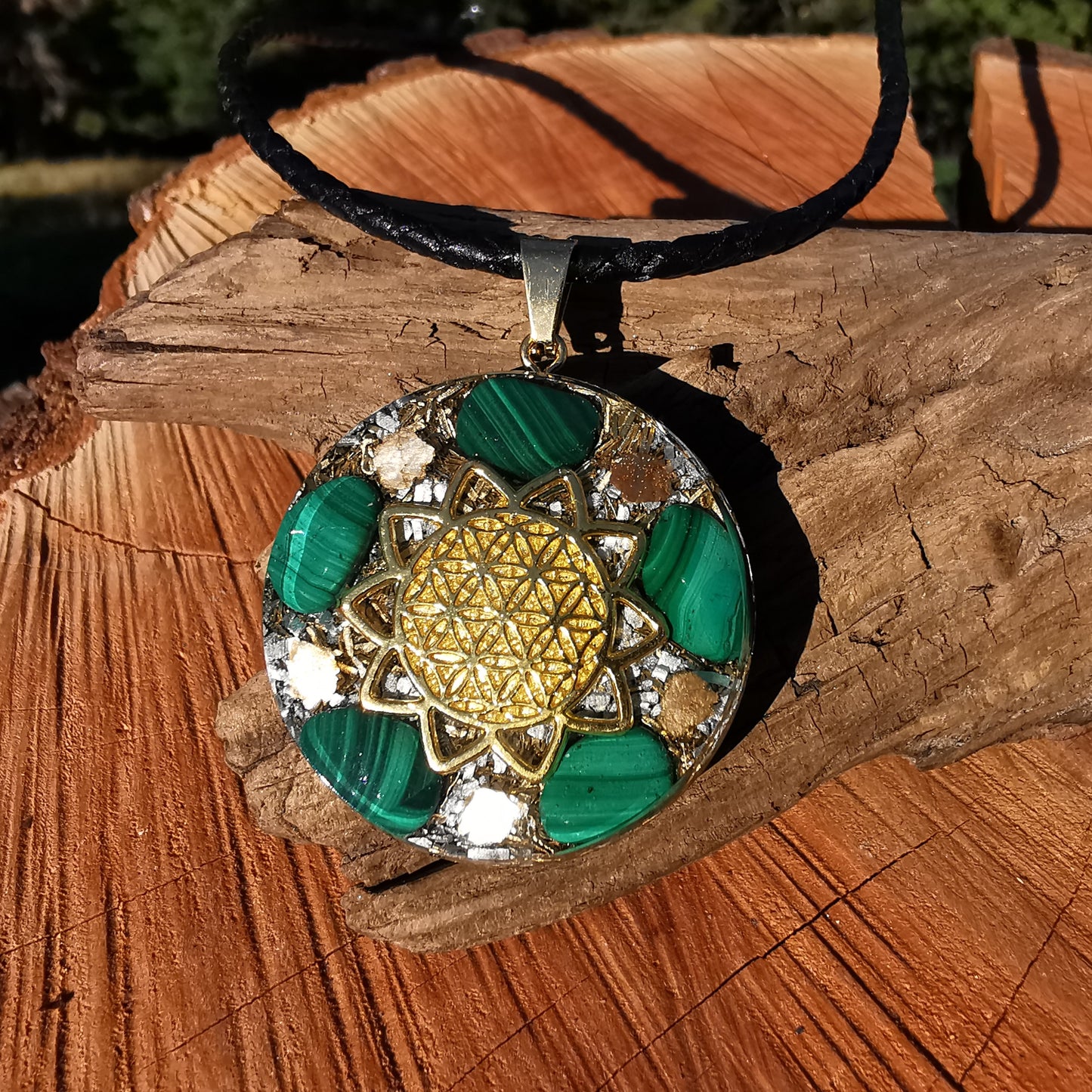 Grosser Orgone Anhänger NEUBEGINN mit Malachit Lebensblume gold