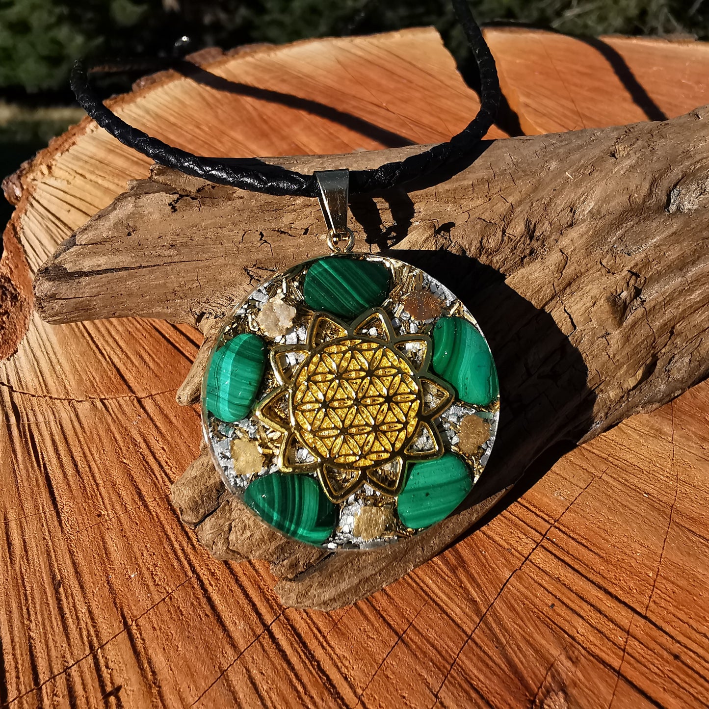 Grosser Orgone Anhänger NEUBEGINN mit Malachit Lebensblume gold