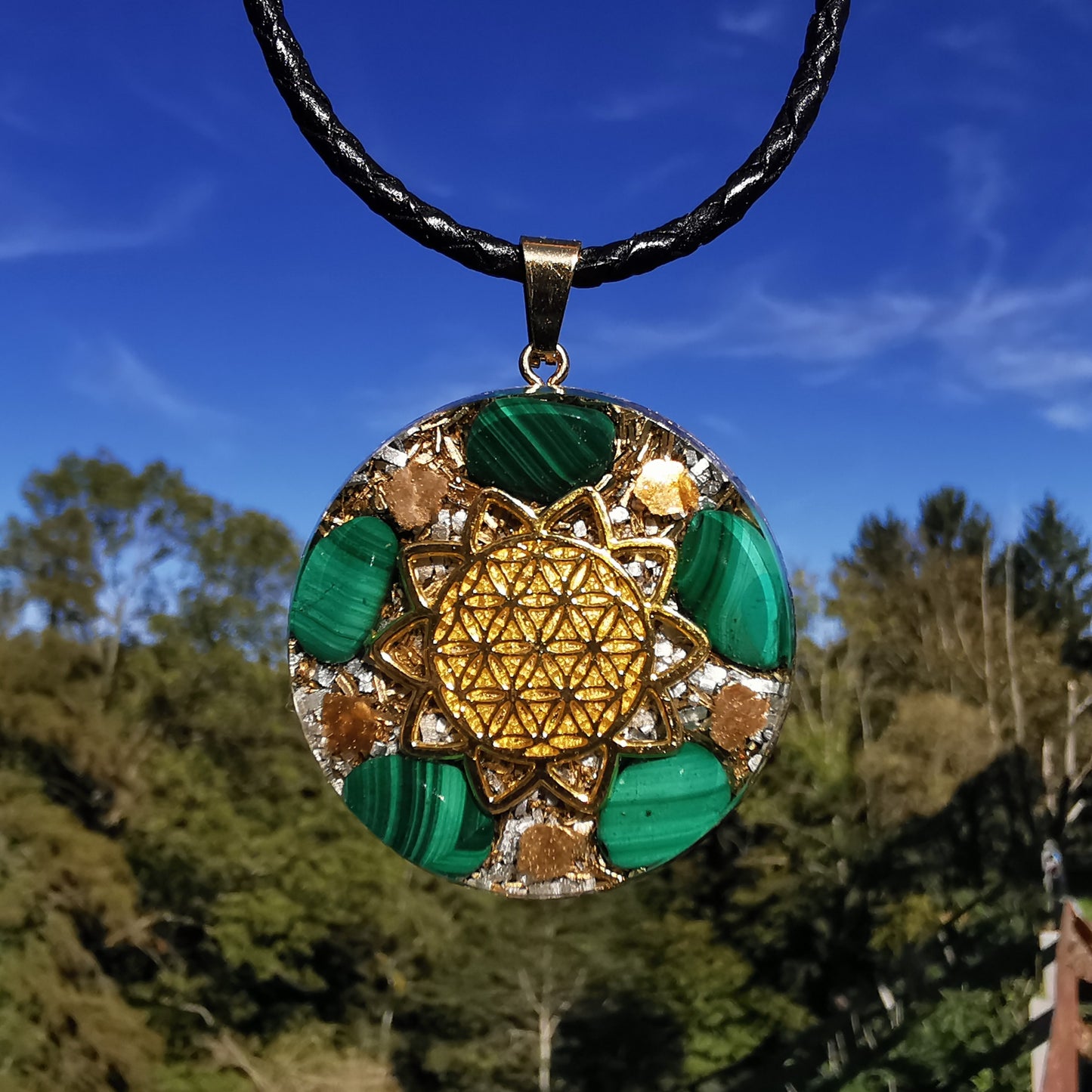 Grosser Orgone Anhänger NEUBEGINN mit Malachit Lebensblume gold