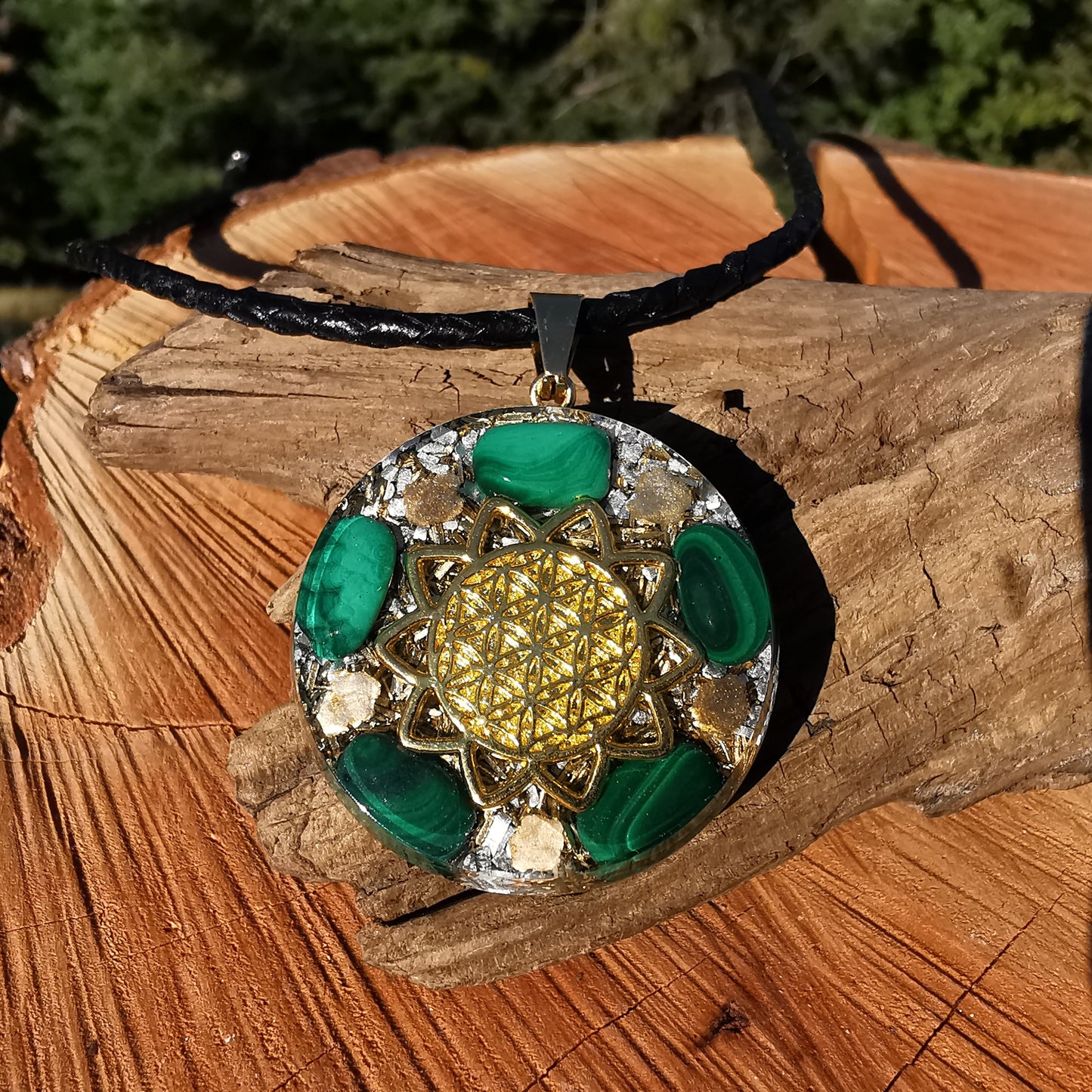 Grosser Orgone Anhänger NEUBEGINN mit Malachit Lebensblume gold