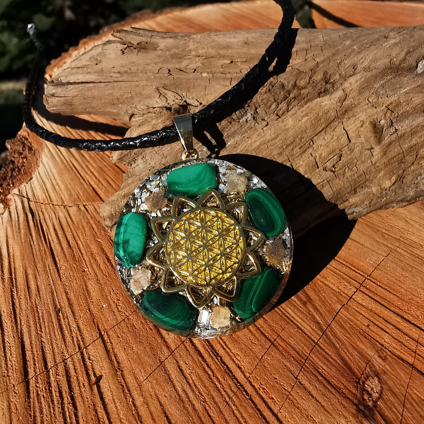 Grosser Orgone Anhänger NEUBEGINN mit Malachit Lebensblume gold