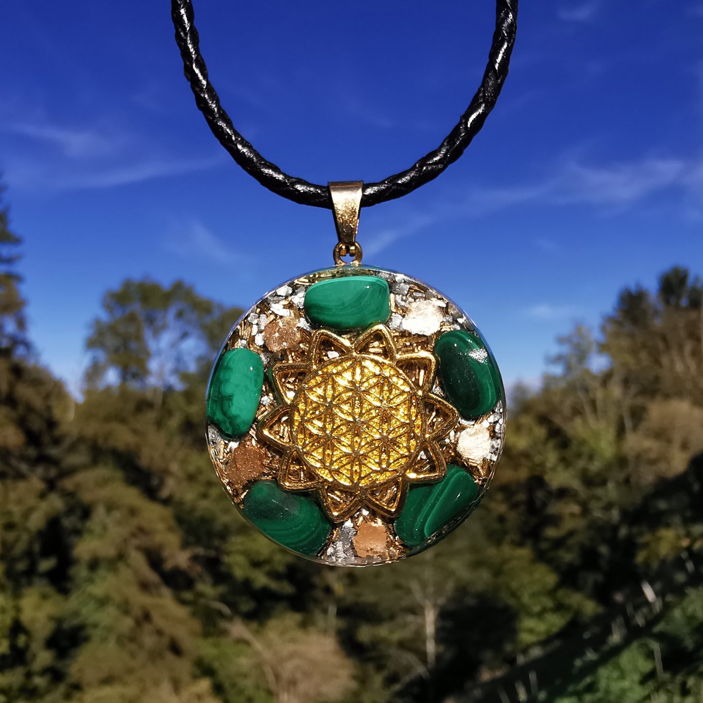 Grosser Orgone Anhänger NEUBEGINN mit Malachit Lebensblume gold