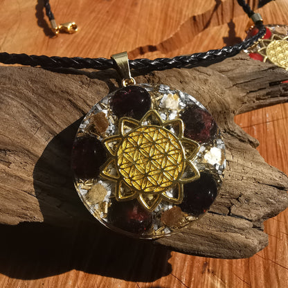 Grosser Orgone Anhänger INNERES FEUER mit GRANAT Lebensblume gold