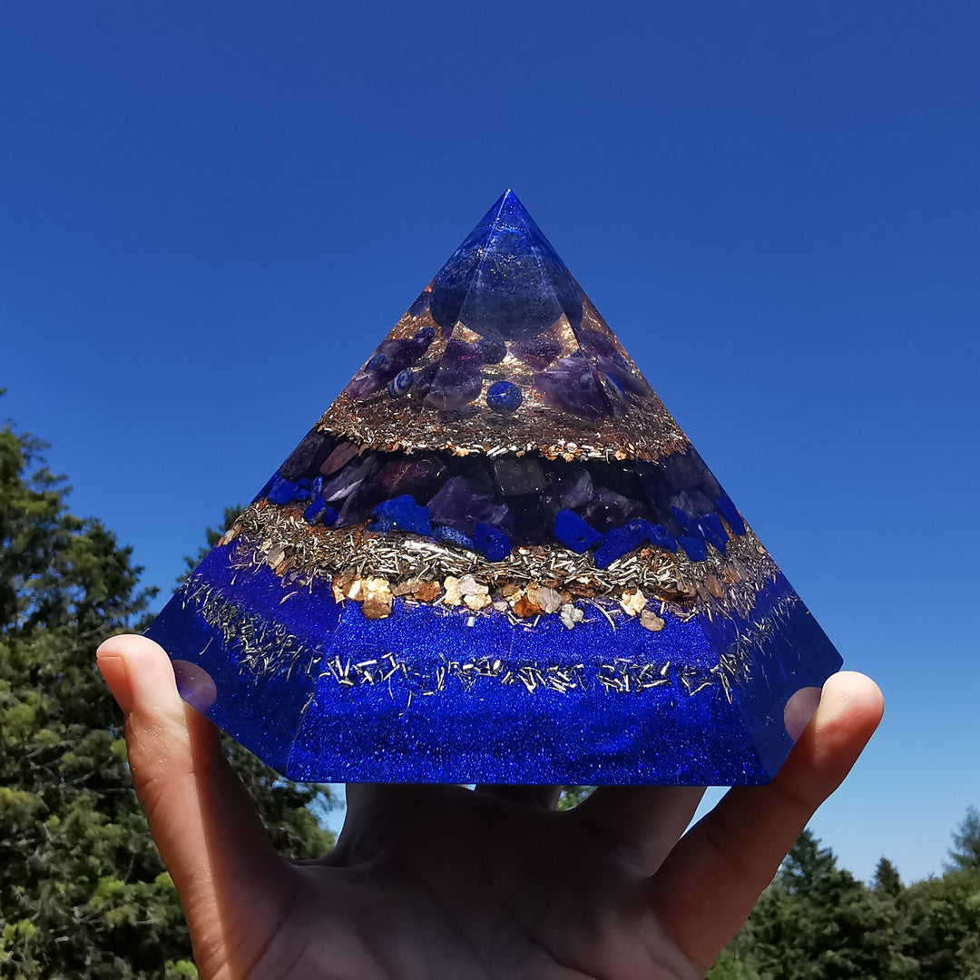 Orgone Hexagonal Pyramide WAHRHEIT, TRANSFORMATION & ABGRENZUNG Lapislazuli Amethyst Sugilith 15cm