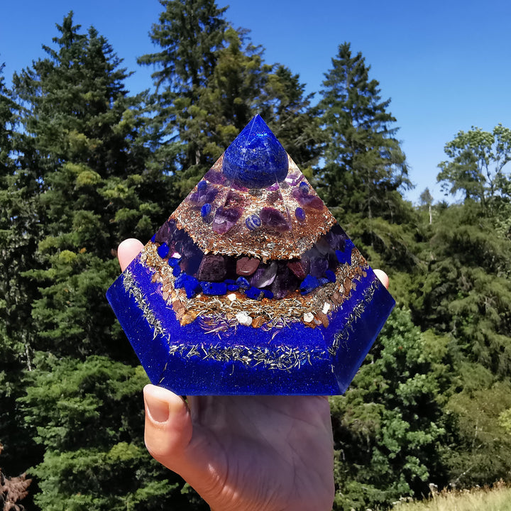 Orgone Hexagonal Pyramide WAHRHEIT, TRANSFORMATION & ABGRENZUNG Lapislazuli Amethyst Sugilith 15cm