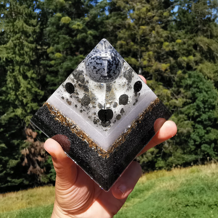 Orgone Pyramide LICHT & SCHUTZ 8.5cm