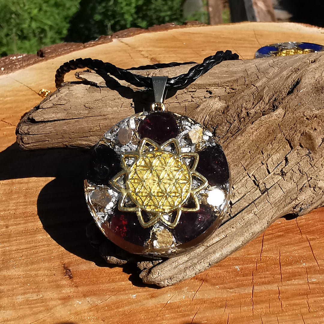 Orgone Anhänger gross INNERES FEUER mit GRANAT Lebensblume gold