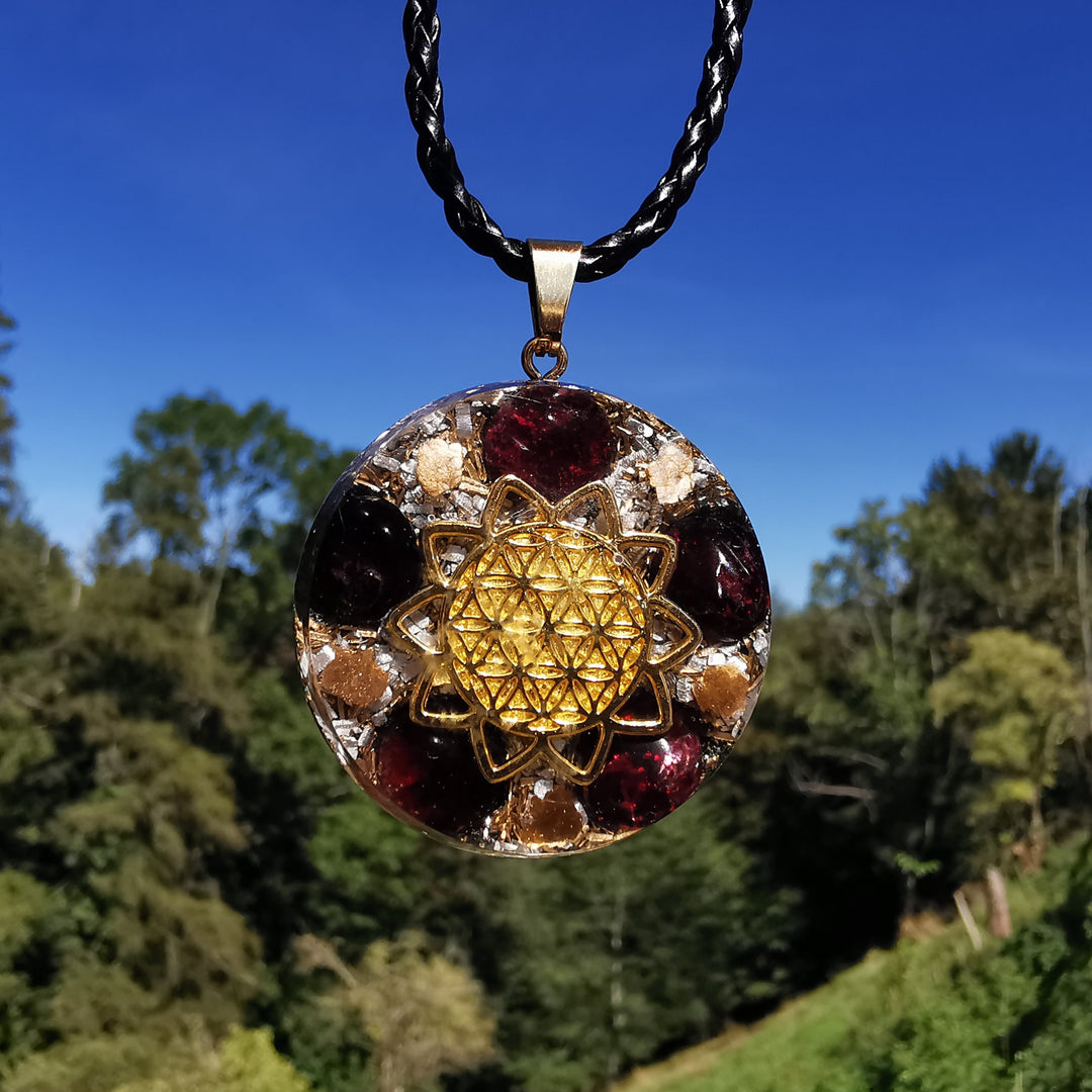 Orgone Anhänger gross INNERES FEUER mit GRANAT Lebensblume gold