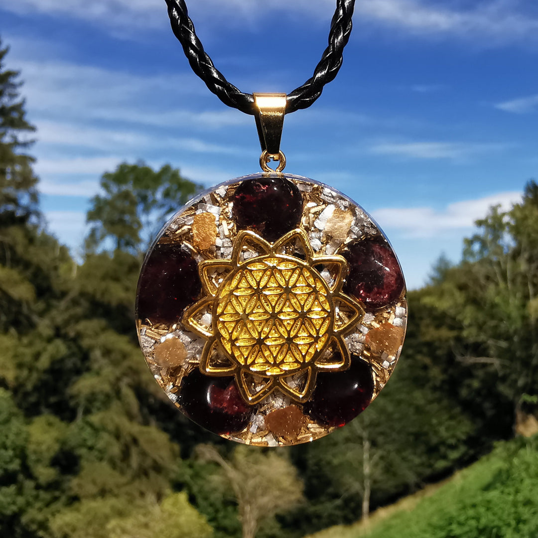 Orgone Anhänger gross INNERES FEUER mit GRANAT Lebensblume gold