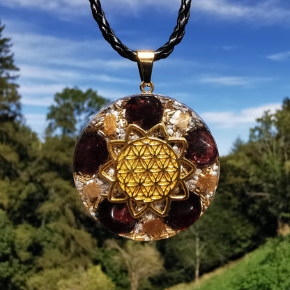 Grosser Orgone Anhänger INNERES FEUER mit GRANAT Lebensblume gold