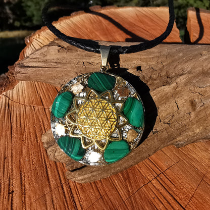 Grosser Orgone Anhänger NEUBEGINN mit Malachit Lebensblume gold