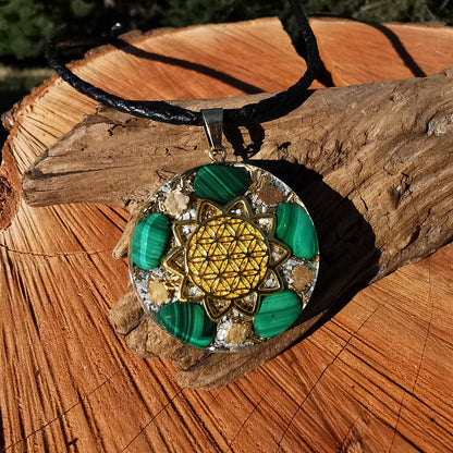 Grosser Orgone Anhänger NEUBEGINN mit Malachit Lebensblume gold