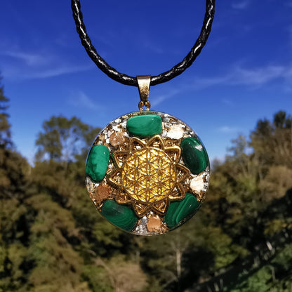 Grosser Orgone Anhänger NEUBEGINN mit Malachit Lebensblume gold