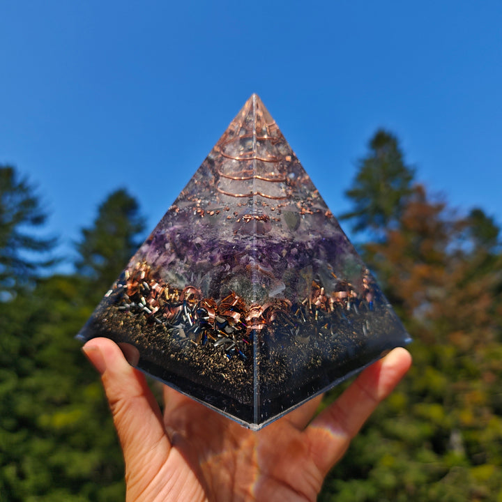 Orgone Pyramide GEISTIGE FREIHEIT Bergkristall Regenbogen Fluorit →11cm ↑11cm