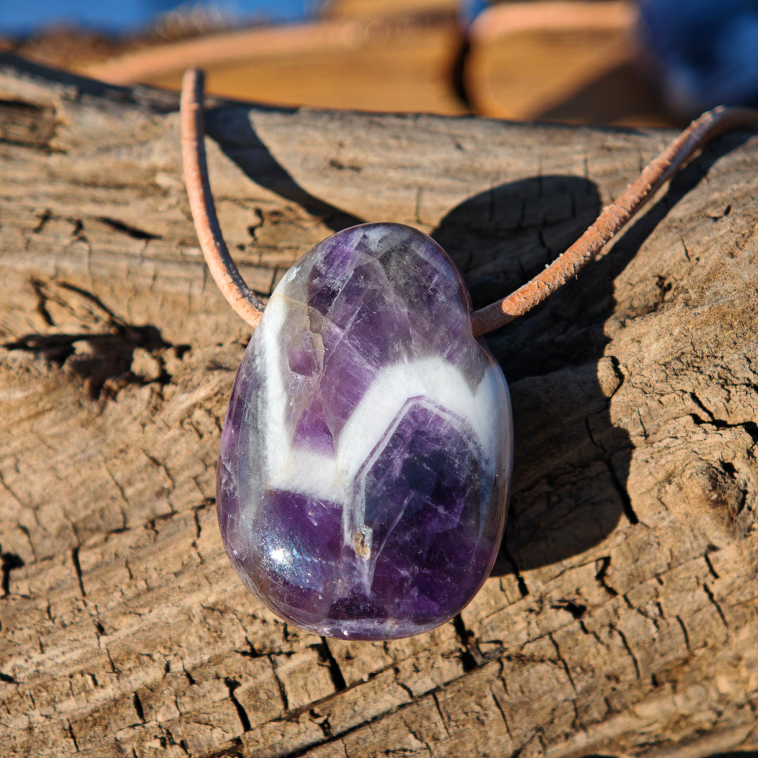 Amethyst Chevron (Innerer Frieden - Vitalität) Anhänger Trommelstein gebohrt 9 Stück zur Auswahl