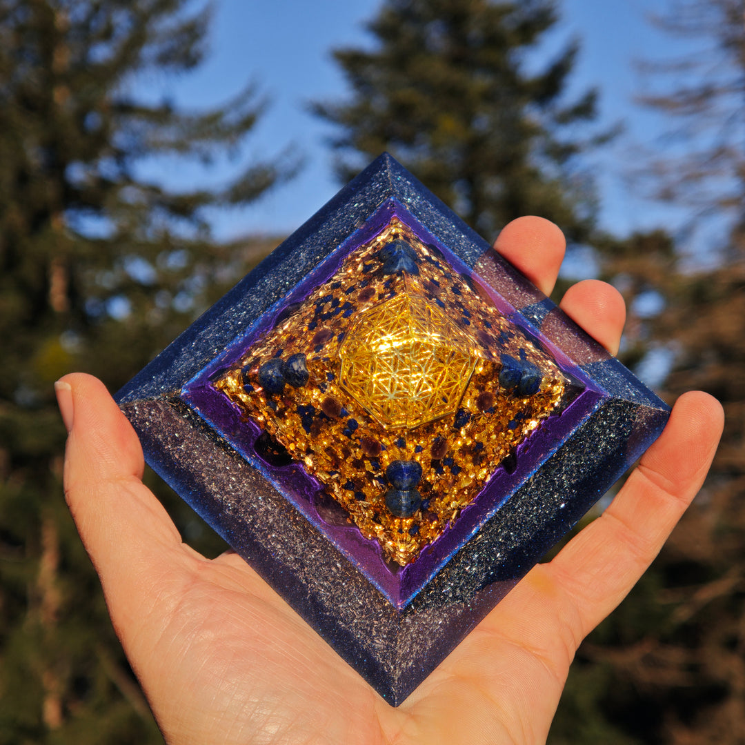 Orgone Cheops Pyramide INTUITION - TRANSFORMATION - ABGRENZUNG Lapislazuli Amethyst Sugilith →9.5cm ↑7cm