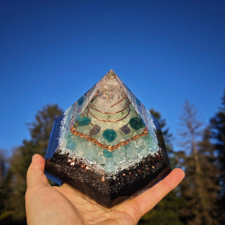 Orgone Hexagonal Pyramide MEDIALITÄT & URVERTRAUEN Bergkristall Aquamarin Apatit Tansanit  ⌀16cm ↑13cm