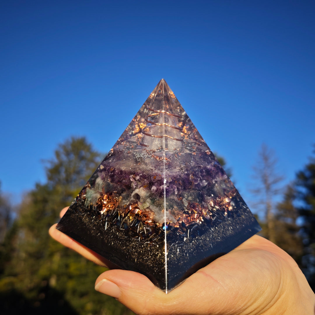 Orgone Pyramide GEISTIGE FREIHEIT Bergkristall Regenbogen Fluorit →11cm ↑11cm