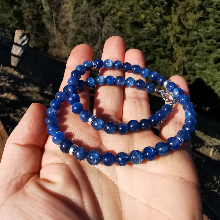 Edelsteinkette INNERE STÄRKE mit Kyanit in EXTRAQUALITÄT 7mm Kugeln S925