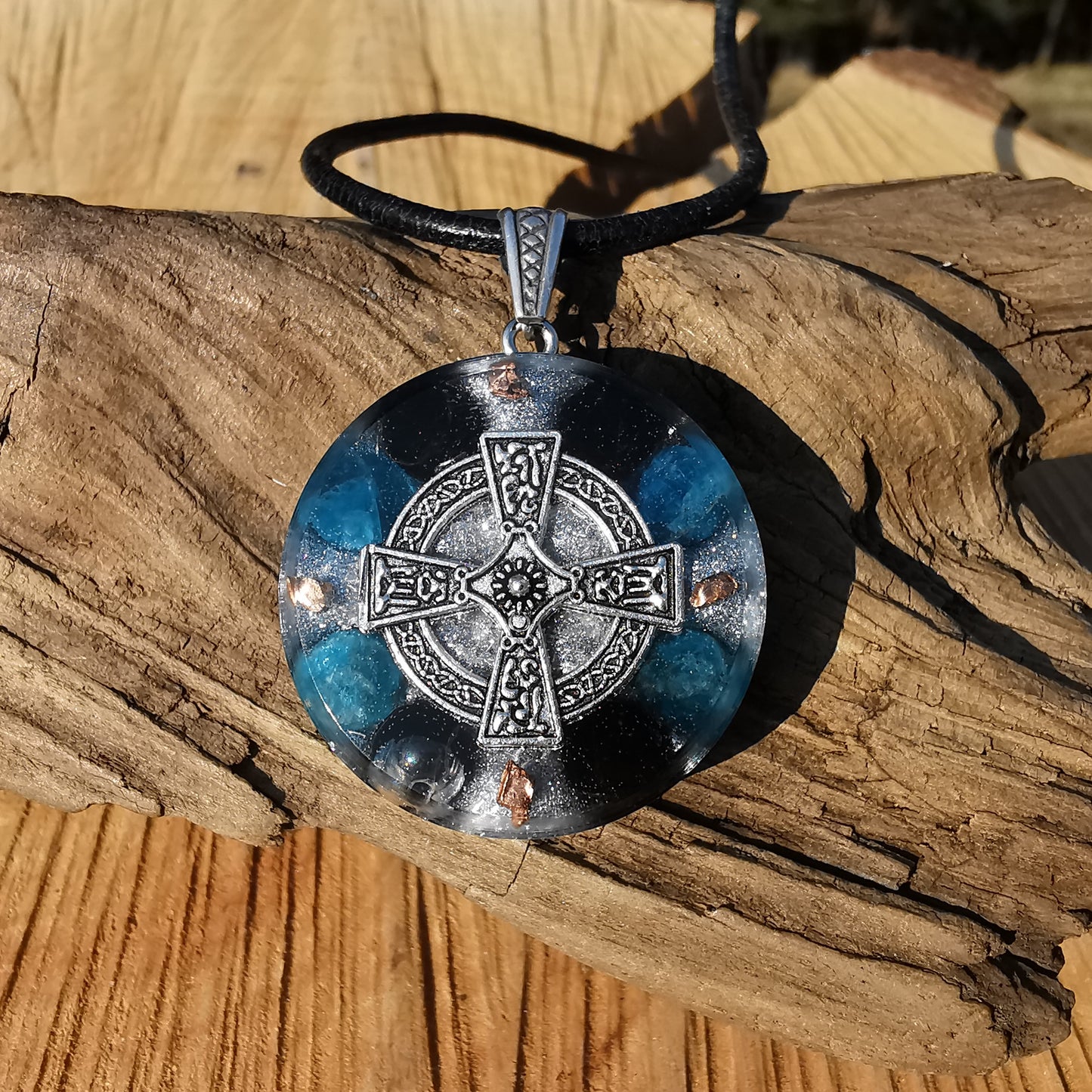 Orgone Anhänger PSYCHISCHE STÄRKE mit Apatit & schwarzem Turmalin Kelten Kreuz