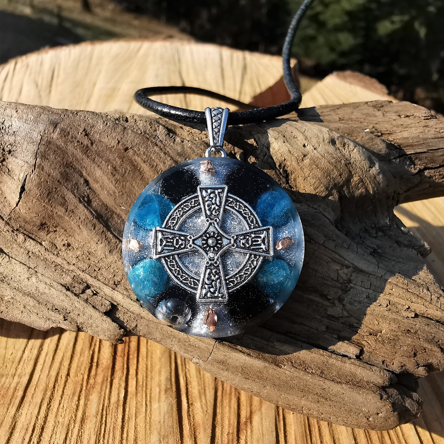 Orgone Anhänger PSYCHISCHE STÄRKE mit Apatit & schwarzem Turmalin Kelten Kreuz