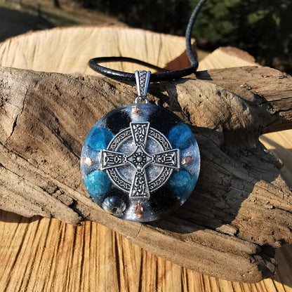Orgone Anhänger PSYCHISCHE STÄRKE mit Apatit & schwarzem Turmalin Kelten Kreuz