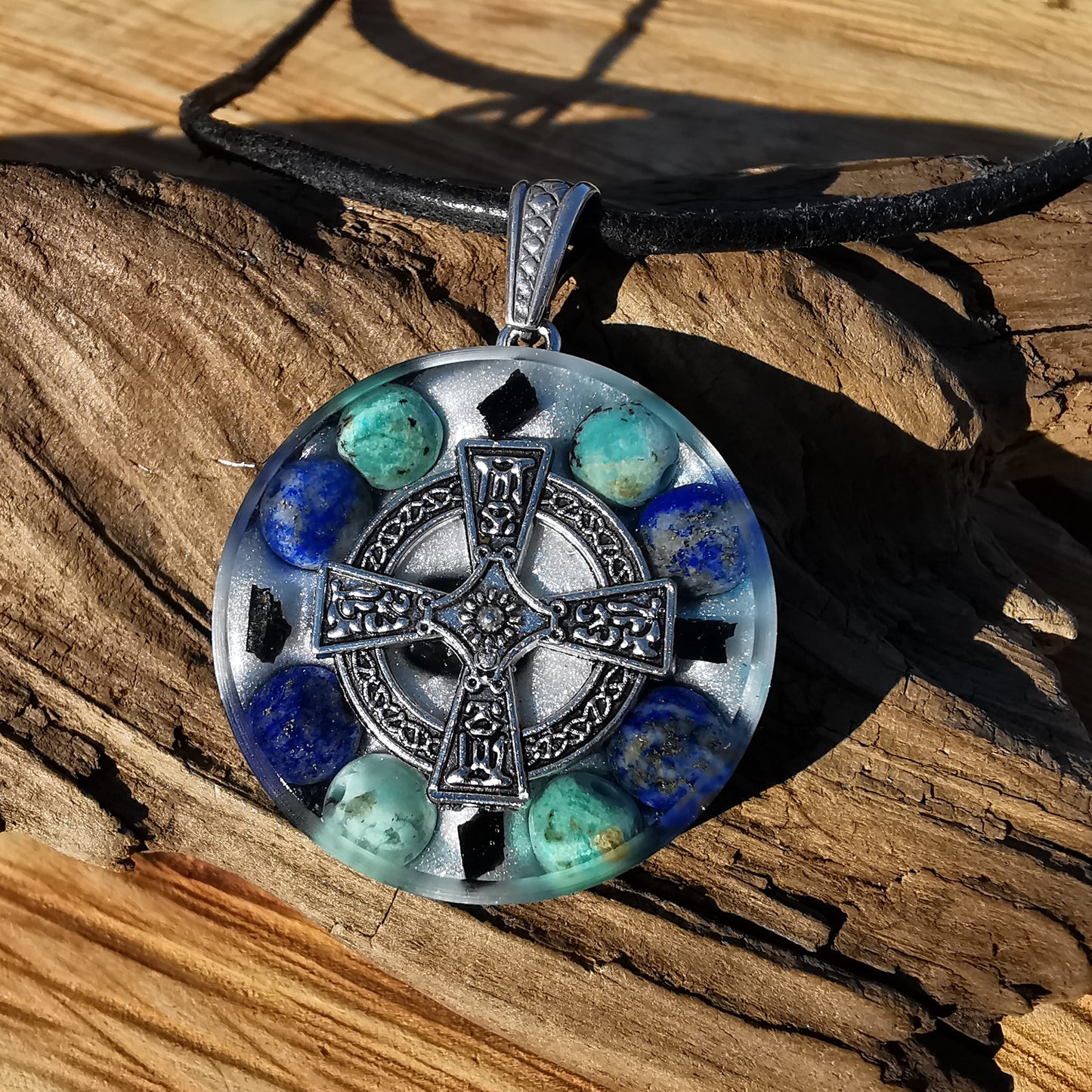 Orgone Anhänger WAHR NEHMEN mit Chrysokoll und Lapislazuli Kelten Kreuz