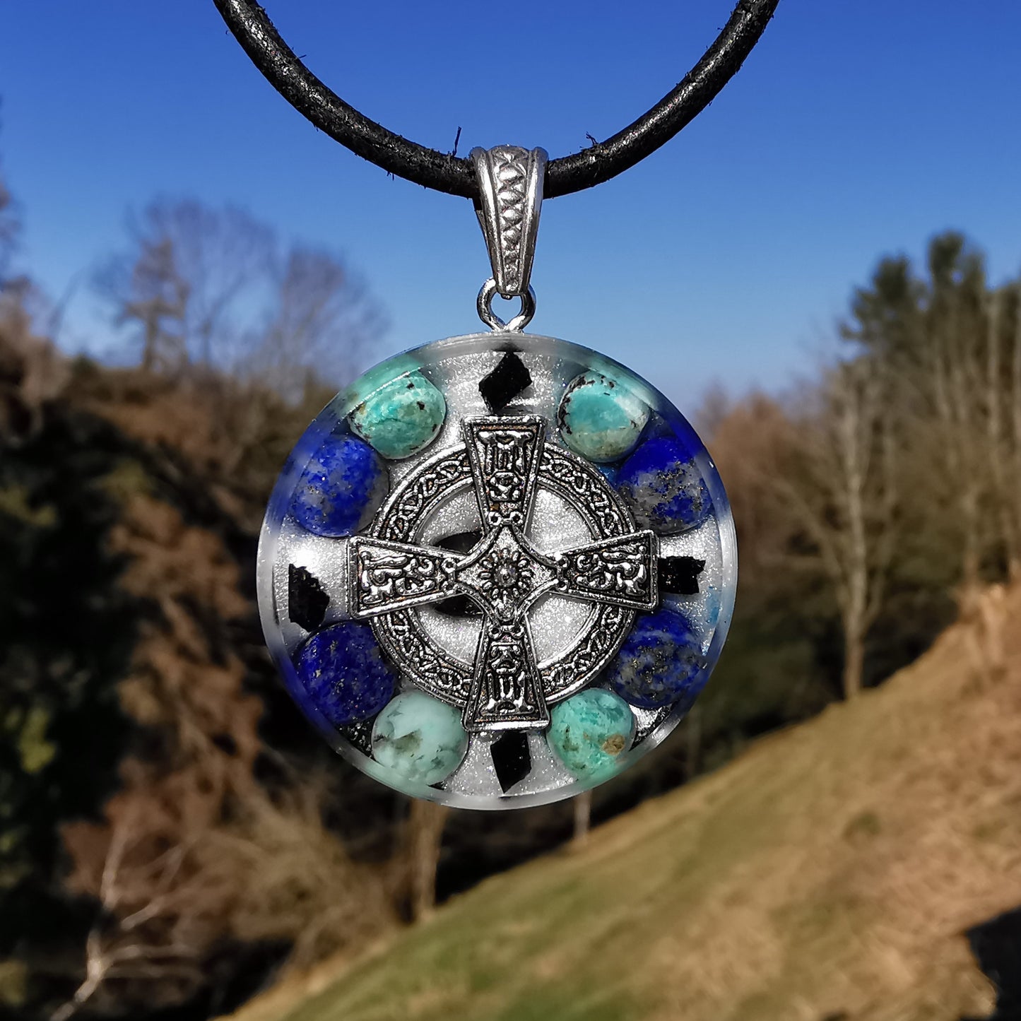 Orgone Anhänger WAHR NEHMEN mit Chrysokoll und Lapislazuli Kelten Kreuz