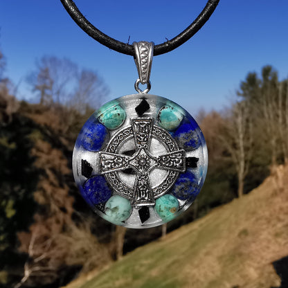 Orgone Anhänger WAHR NEHMEN mit Chrysokoll und Lapislazuli Kelten Kreuz