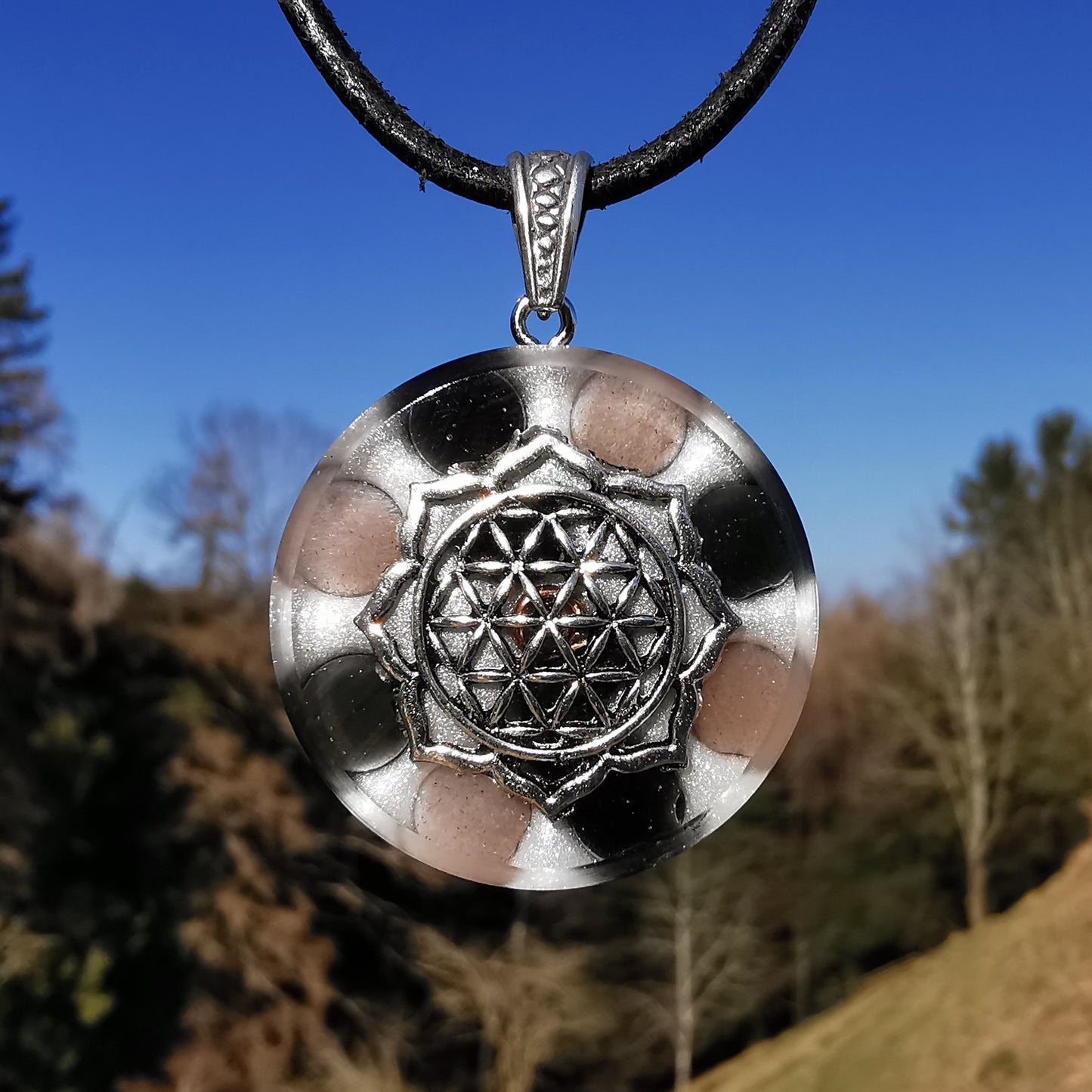 Orgone Anhänger LEBENSFREUDE mit Sonnenstein & Regenbogenobsidian Lebensblume