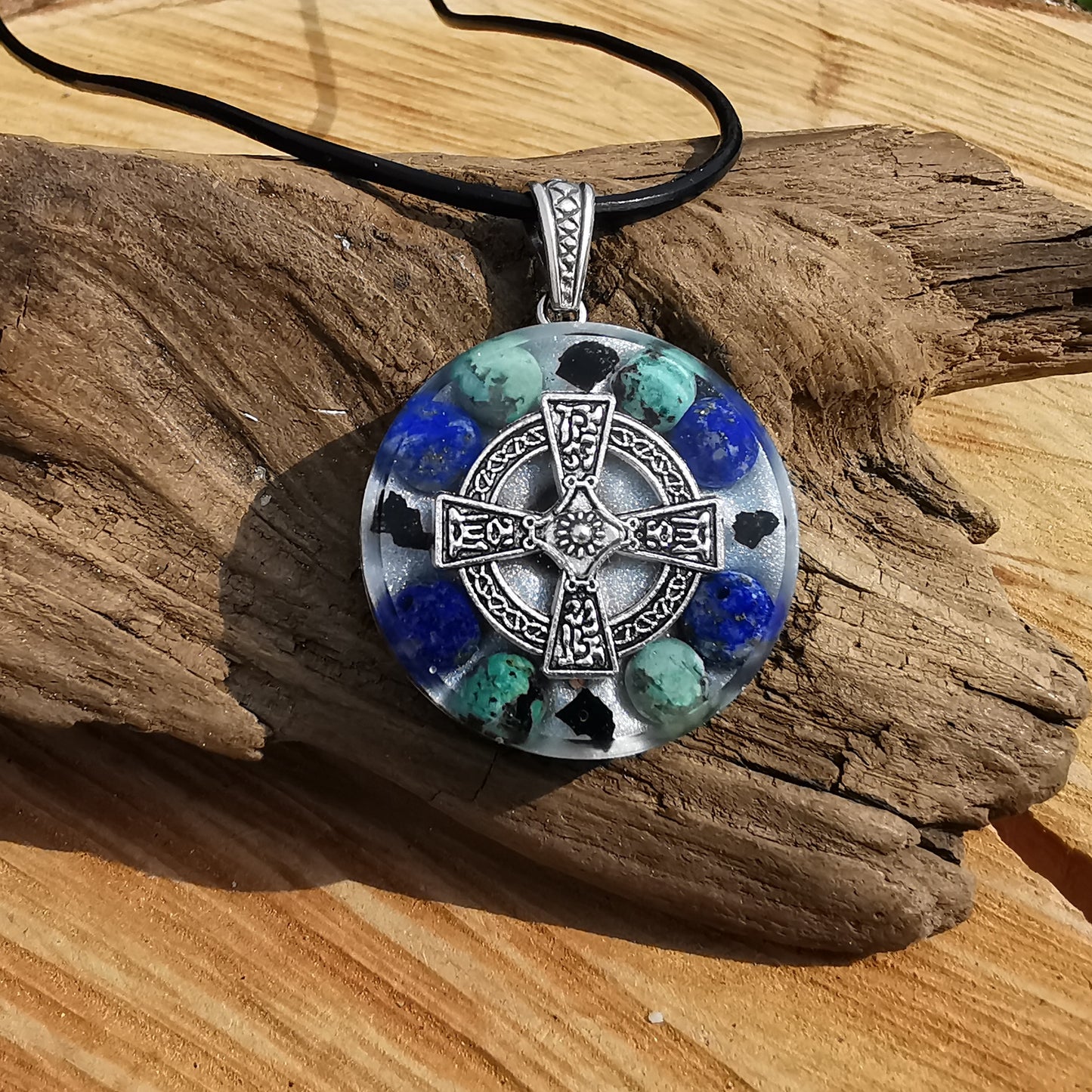 Orgone Anhänger WAHR NEHMEN mit Chrysokoll und Lapislazuli Kelten Kreuz