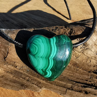 Malachite heart drilled on the side with leather cord (5)